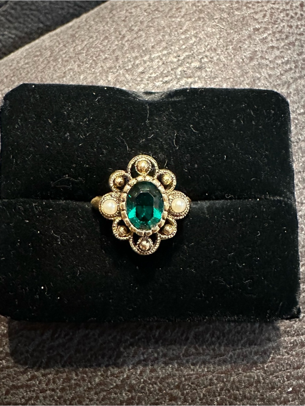 1975 Avon Versailles Gold Tone Ring Oval Faux Emerald & Pearls Size 5.5